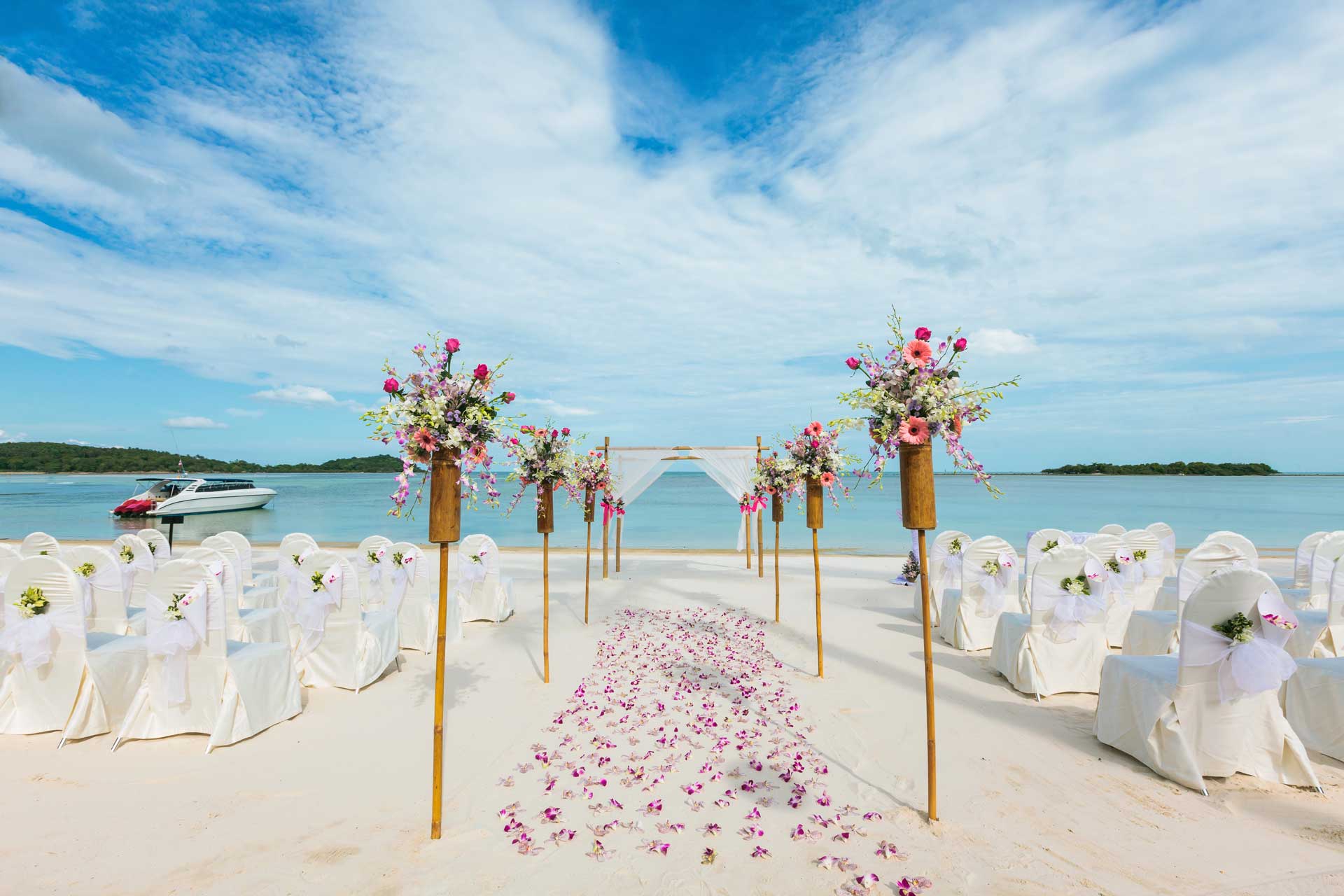 Traumhafte Strandhochzeit auf den Seychellen mit Blumenarrangements und Meeresblick.