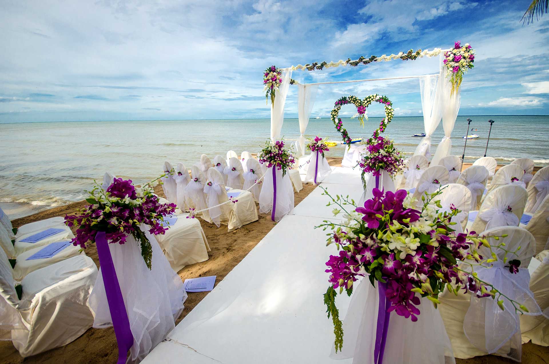 Traumhochzeit Seychellen am Strand mit Blumendekoration und Meerblick, perfekte Hochzeitslocation für den schönsten Tag.