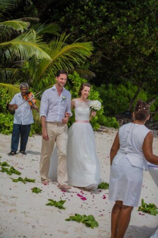 Traumhafte Hochzeitszeremonie auf den Seychellen an einem idyllischen Strand.