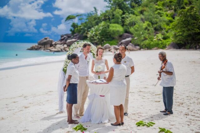 Traumhafte Hochzeit auf den Seychellen an einem weißen Sandstrand, romantisches tropisches Hochzeitszeremoniell.