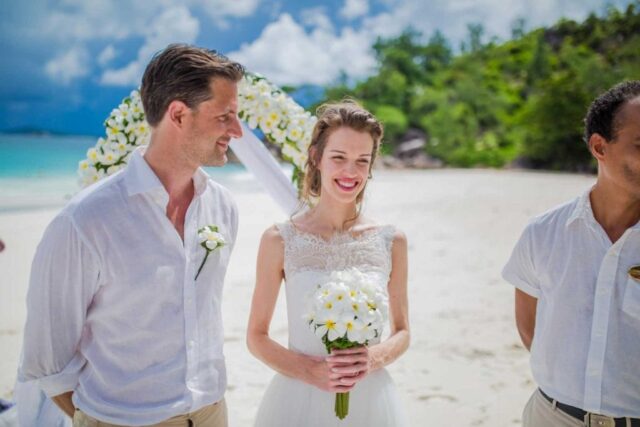 Hochzeit auf den Seychellen mit Meerblick und tropicalischer Kulisse.