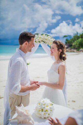Traum Hochzeitsfotos auf den Seychellen im Strand-Setting.