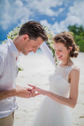 Traum Hochzeit Seychellen, Heiratsantrag am Strand.