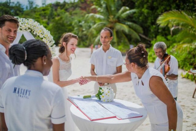 Traum Hochzeit Seychellen an der Strandlocation, romantische Trauung im Paradies.