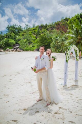 Traumhafte Hochzeitsfotos Seychellen, romantische Strandhochzeit mit Meerblick.