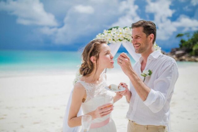 Traum Hochzeit Seychellen, romantische Strandhochzeit auf den Seychellen, Ehering, Hochzeitsfeier am Meer.