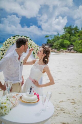 Traumhochzeit Seychellen am weißen Strand mit tropischem Ambiente.
