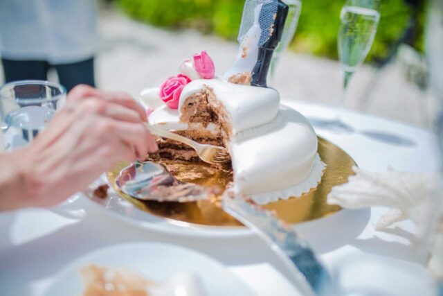 Traum Hochzeit Seychellen, elegante Hochzeitsfeier mit leckerer Hochzeitstorte im Freien.