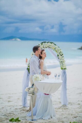 Traumhafte Hochzeit auf den Seychellen am Strand mit Meerblick, romantische Kulisse für Heiratszweisamkeit.