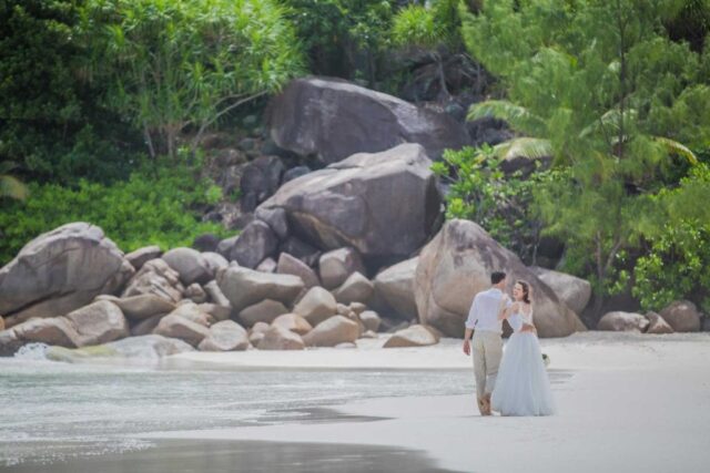 Traumhafte Hochzeitsfotografie auf den Seychellen mit Strand, Wasser und Natur.