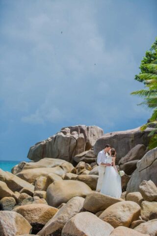 Traumhochzeit Seychellen am Strand mit Felsen und Meer, perfekte Hochzeitslocation im Paradies.