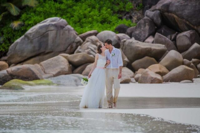 Traumhochzeit auf den Seychellen am Strand mit romantischer Atmosphäre und atemberaubender Natur.