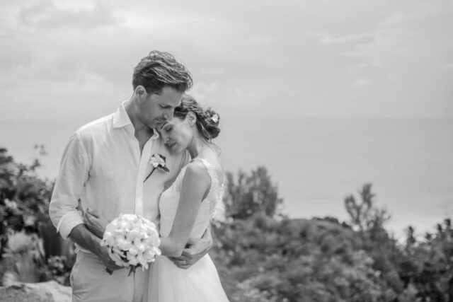 Romantische Hochzeitsfotos auf den Seychellen, unvergessliche Traumhochzeit am Meer.