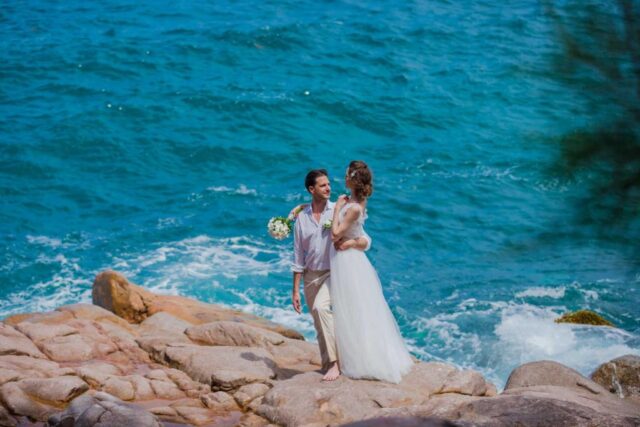Traumhochzeit am Strand auf den Seychellen, Hochzeitsfotos vor dem türkisblauen Wasser.