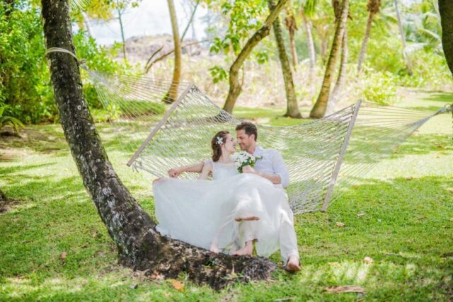 Entspannete Hochzeitsfotos auf Seychellen, tropischer Hochzeitstraum im Grünen.